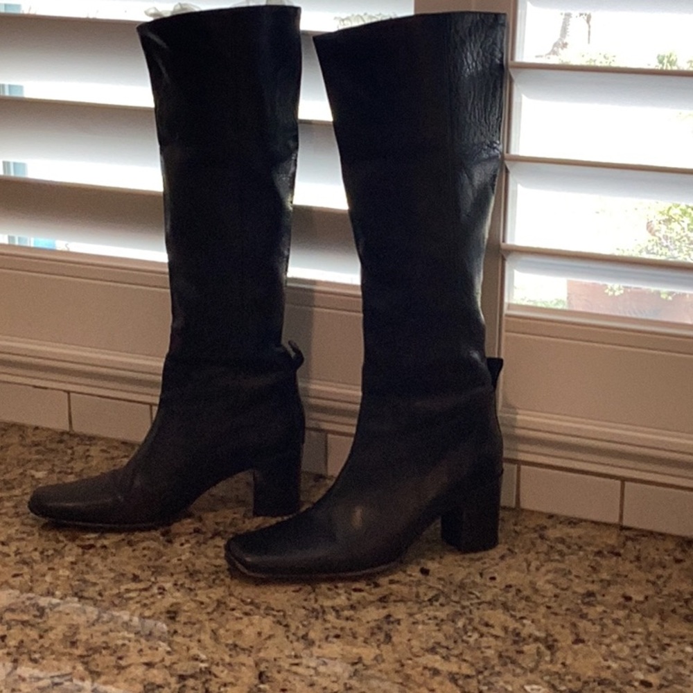 Women’s Donald J Pliner black leather tall boots 7 1/2 medium in excellent used